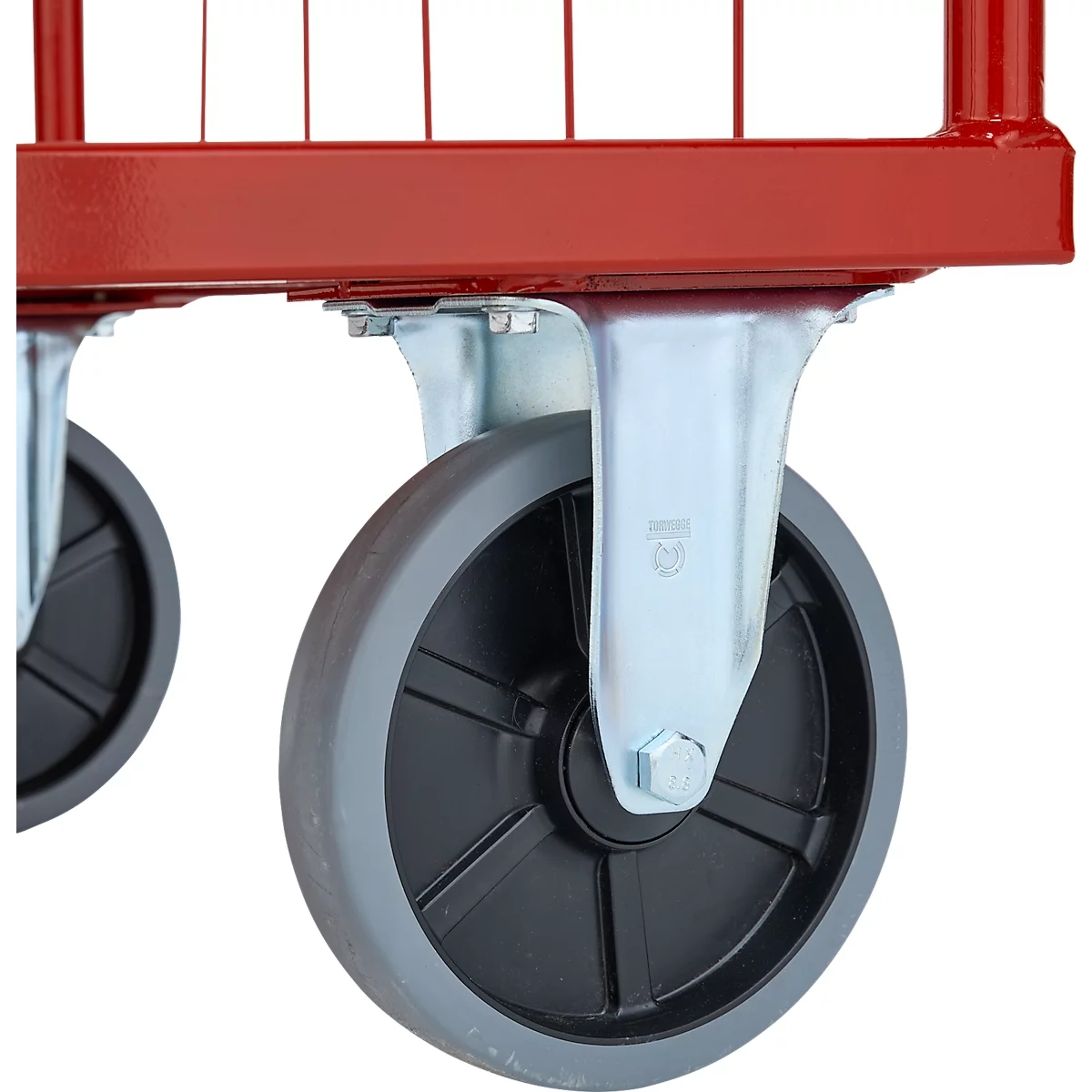 Gros plan sur une roue de chariot rouge avec un pneu gris et une jante noire, montée sur un cadre en métal.