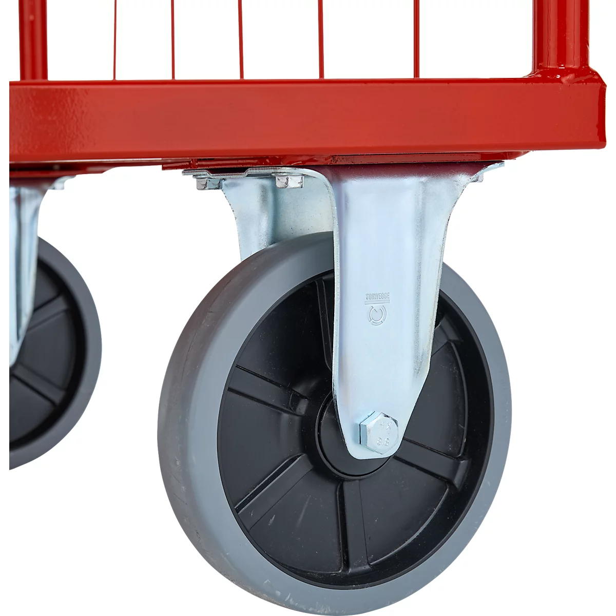 Gros plan d'un chariot en métal rouge avec des roues grises.