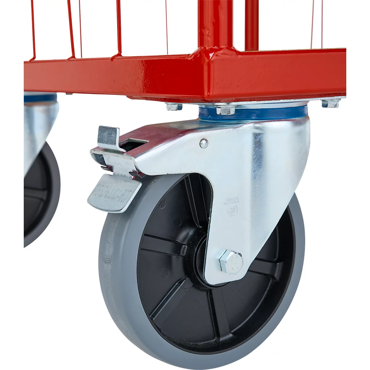 Gros plan d'un chariot métallique rouge avec un rouleau gris et un frein de stationnement.