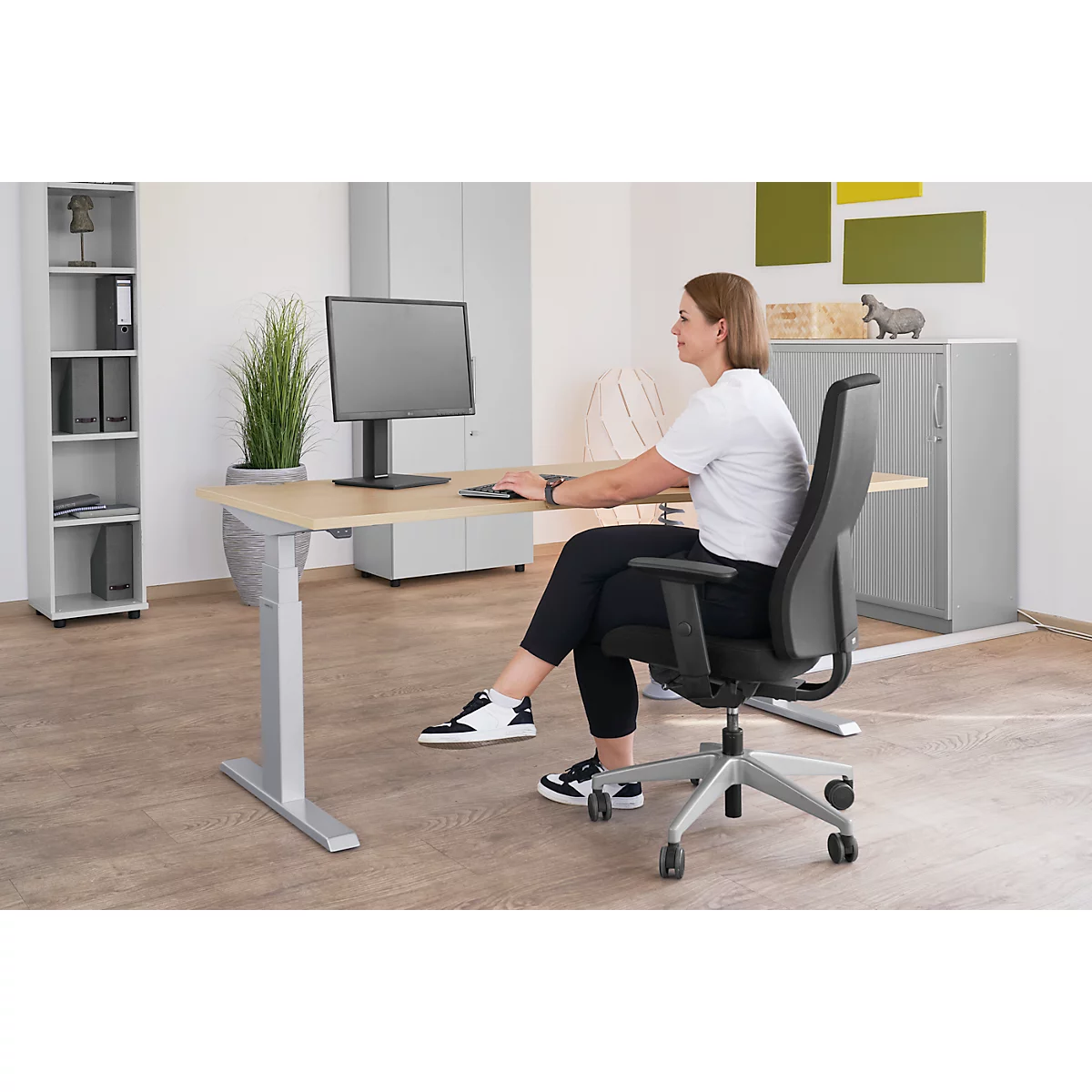 Schäfer Shop Select ERGO-T escritorio, regulable eléctricamente en altura, forma libre, lado derecho, pata en T, An 1800 x Al 640-1300 mm, decoración arce/aluminio blanco
