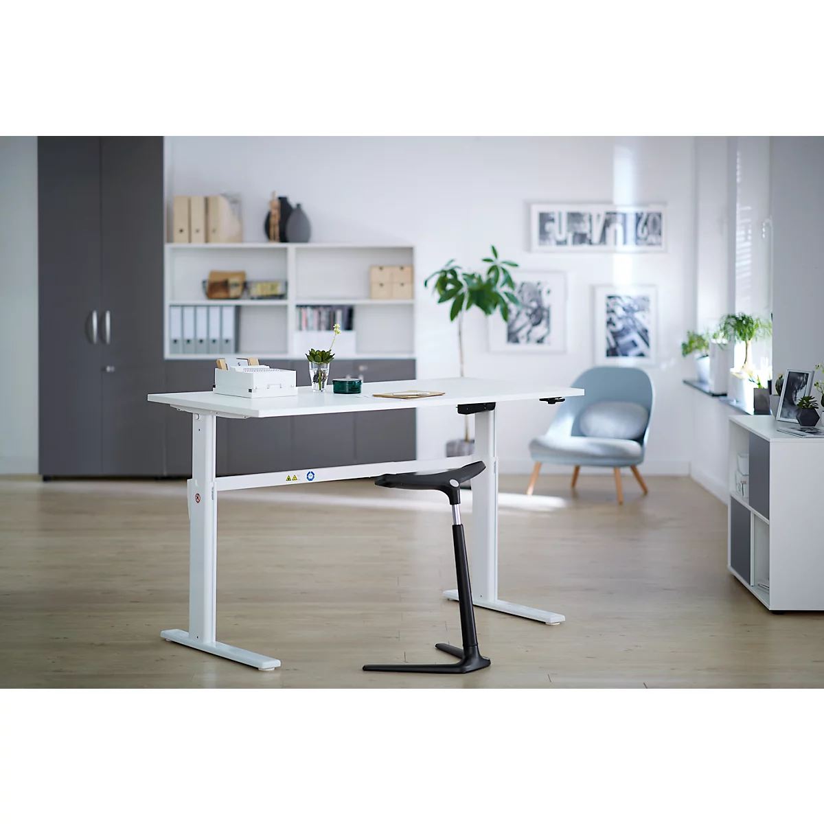 Schäfer Shop Select Escritorio, ajustable en altura eléctr., rectangular, pata en C, blanco/blanco, An 1600 mm 