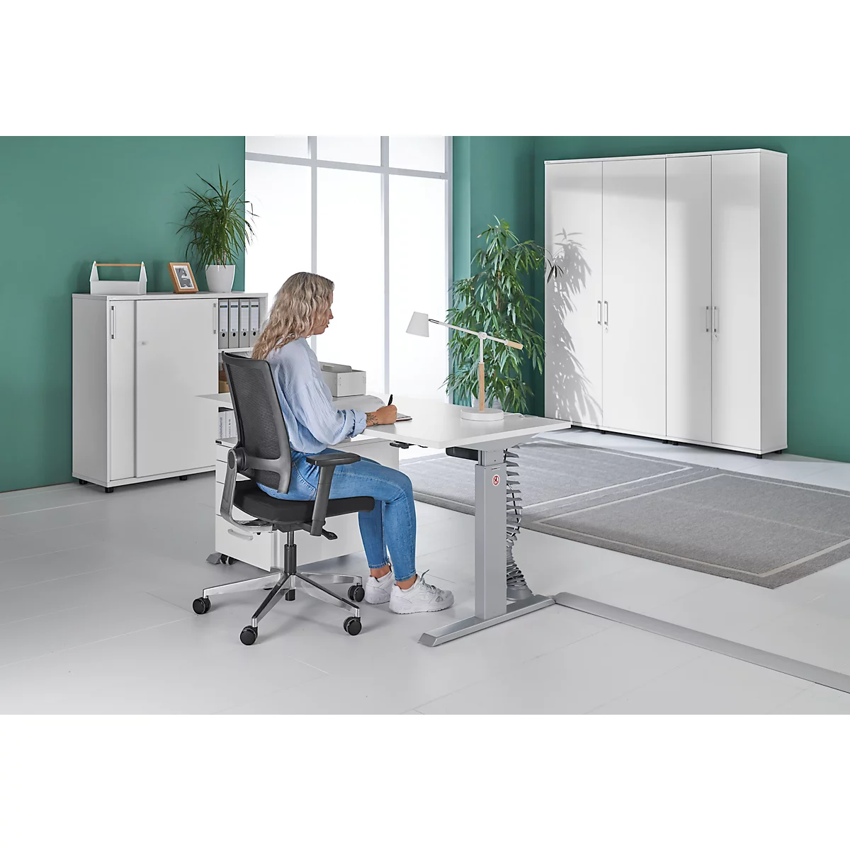 Schäfer Shop Select Escritorio ERGO-T, ajustable en altura eléctr. 1 nivel, rectangular, pata en T, An 1600 x P 800 x Al 725-1195 mm, blanco + espiral para cable