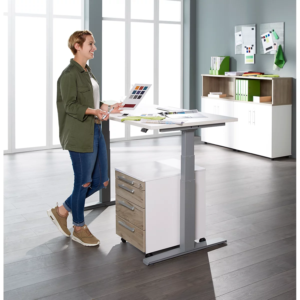 Schäfer Shop Select escritorio LOGIN, regulable eléctricamente en altura, rectangular, pata en T, An 1600 x F 800 x Al 645-1290 mm, arce/aluminio blanco
