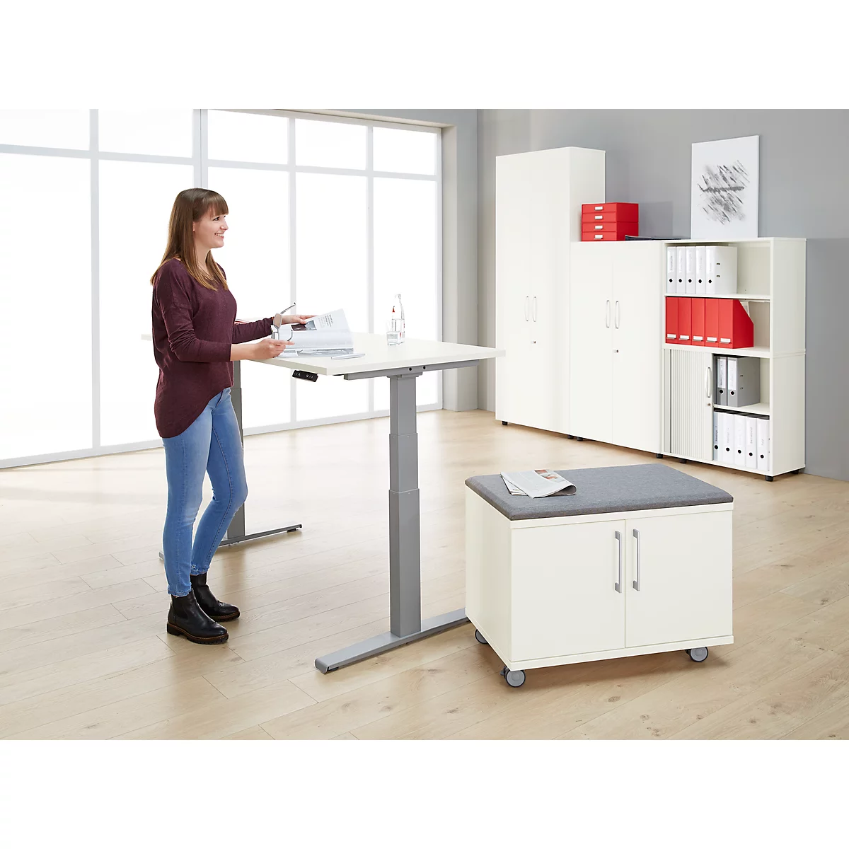 Schäfer Shop Select escritorio LOGIN, regulable eléctricamente en altura, rectangular, pata en T, ancho 1600 x fondo 800 x alto 645-1290 mm, aluminio blanco/blanco