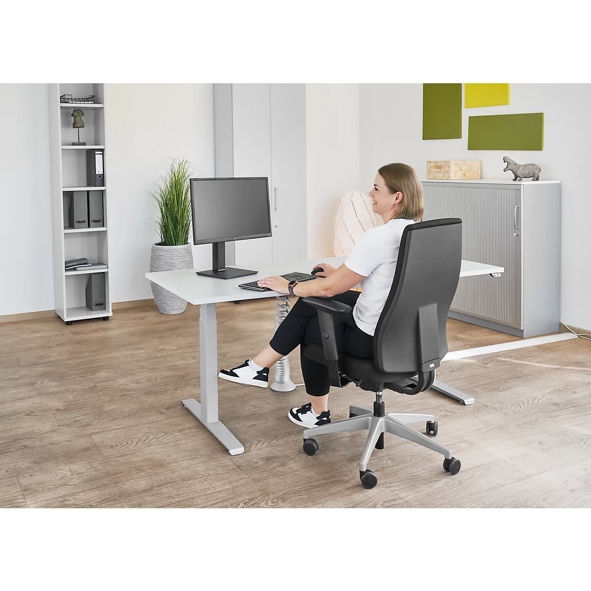 Schäfer Shop Select escritorio LOGIN, regulable eléctricamente en altura, rectangular, pata en T, ancho 1800 x fondo 800 x alto 645-1290 mm, aluminio gris claro/blanco