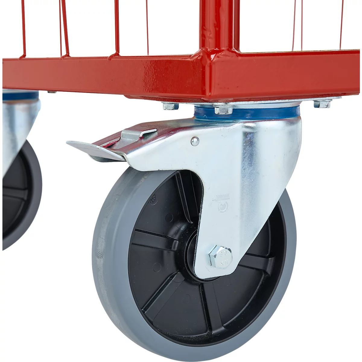 Close-up van een rode winkelwagen met wielen. Eén wiel, grijs met zwarte naaf, is in detail te zien, met zilveren bevestiging.