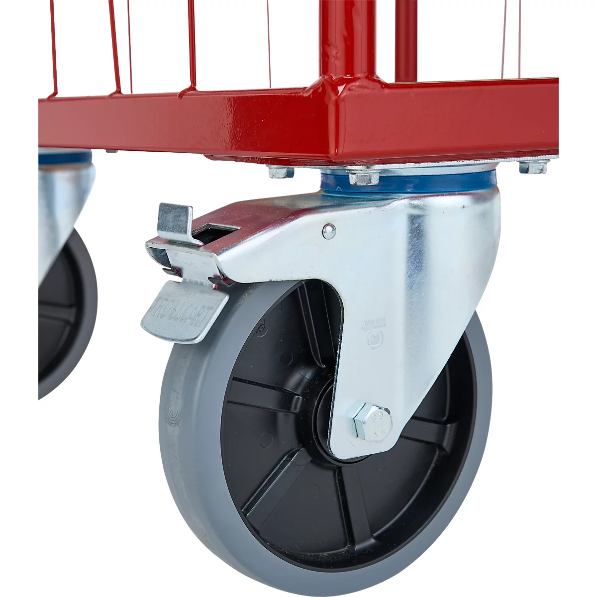 Close-up van een trolley met rood frame en grijze wielen. De focus ligt op het wiel met remmechanisme.