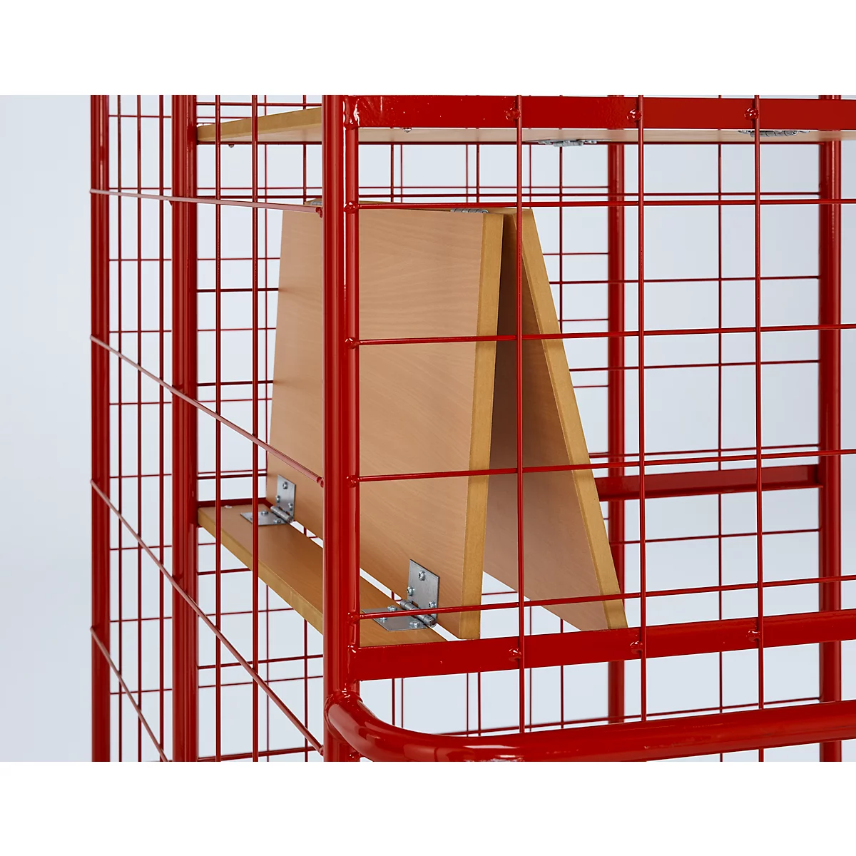 Rode metalen kar met houten planken. De houten plank is opgevouwen.
