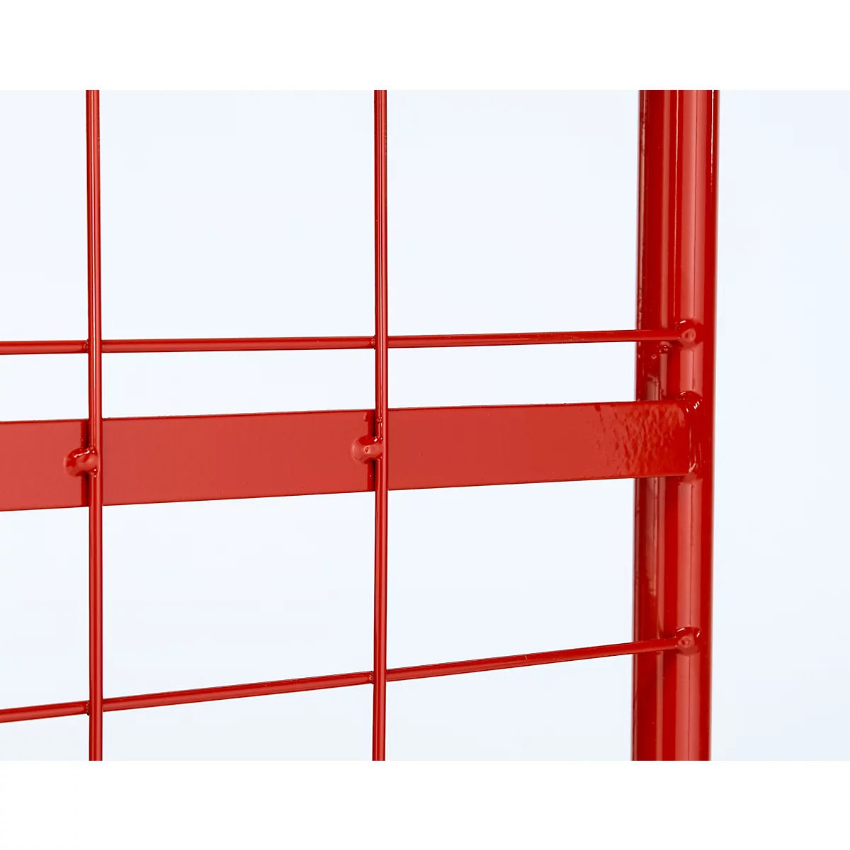 Close-up van een rood metalen rooster. De verticale en horizontale spanten vormen vierkanten. De achtergrond is wit.