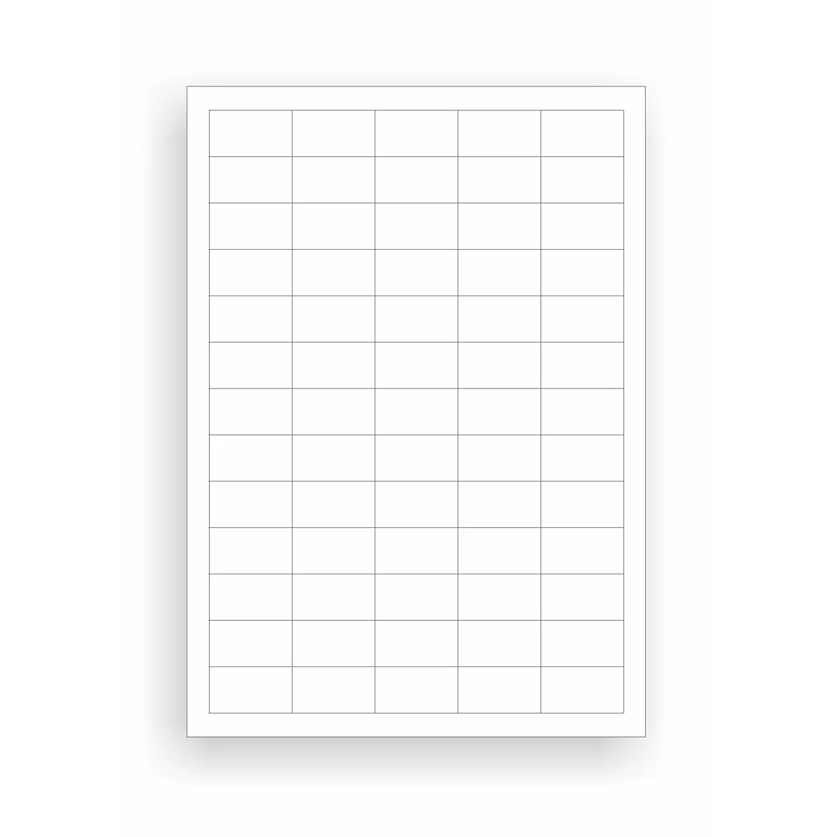 Une feuille blanche avec une grille de petits carrés. L'ombre suggère une légère élévation par rapport à l'arrière-plan.