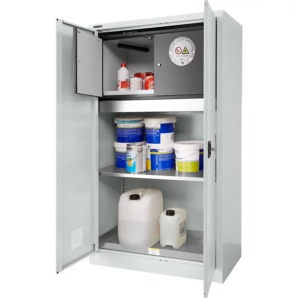 Offener Stahlschrank mit Chemikalien; Oben Tresor, unten Farbeimer und Kanister.