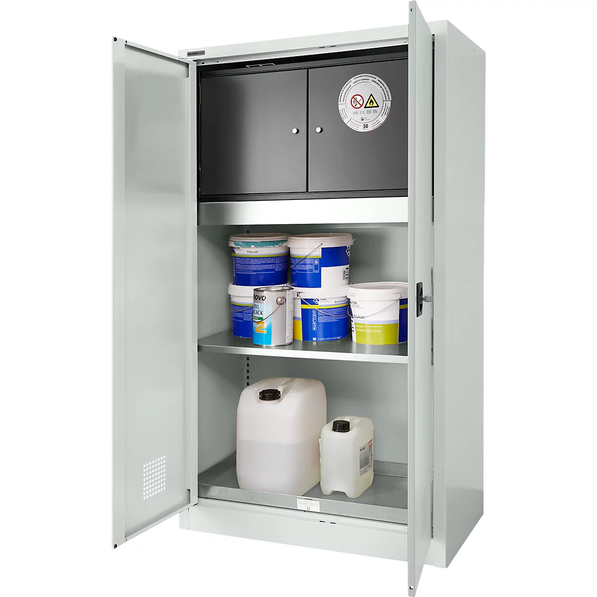Offener, grauer Schrank mit verschiedenen Farbtöpfen und Kanistern. Oben ein schwarzes Fach, gekennzeichnet mit Warnsymbolen.
