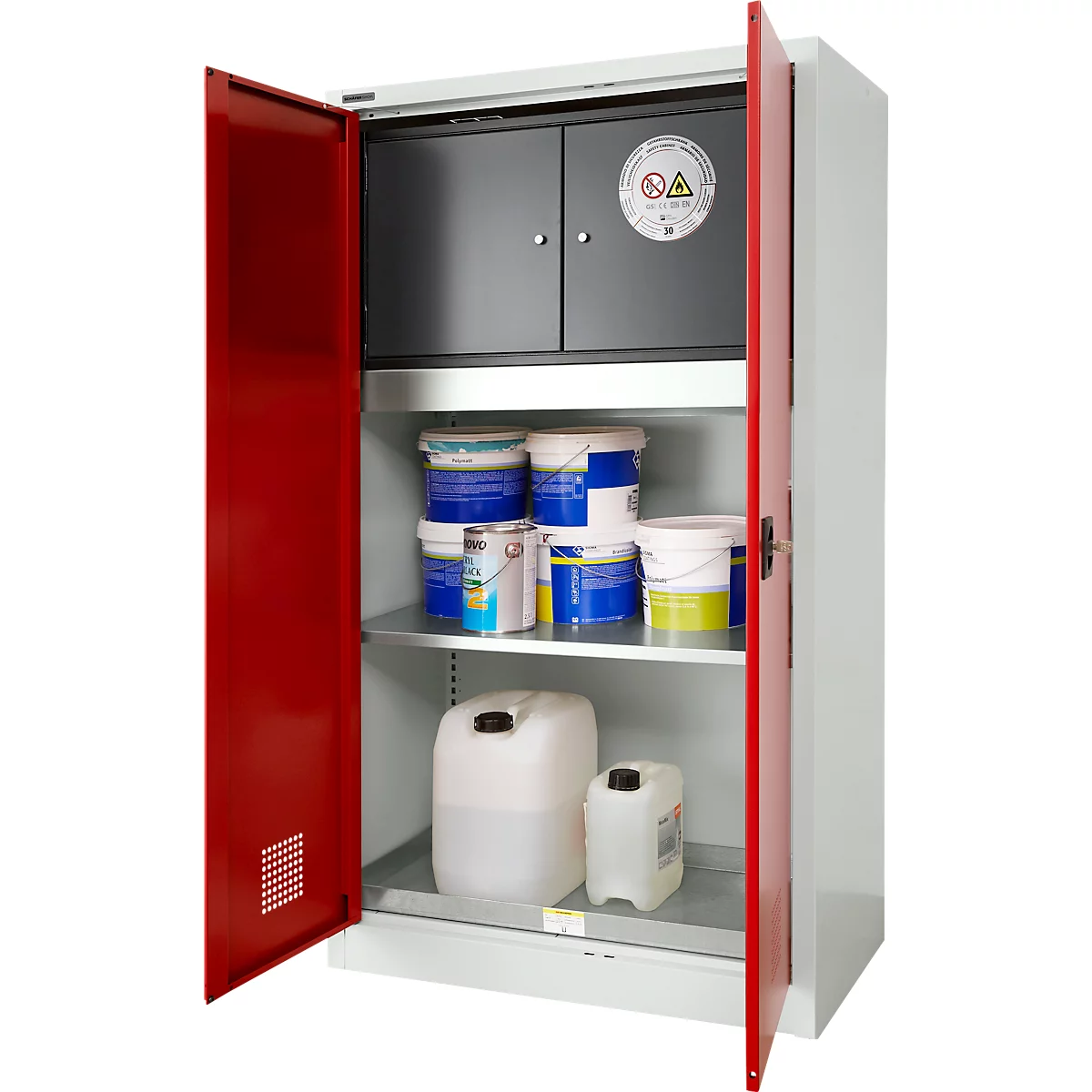 Ein offener, rot-weiß lackierter Schrank, gefüllt mit Farbeimern und Kanistern. Oben befindet sich ein schwarzer Schrank mit einem Warnschild.