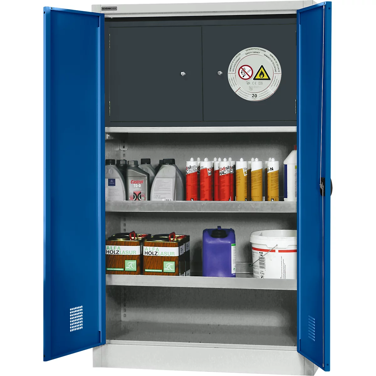 Blauer Stahlschrank mit geöffneten Türen, innen mit Flaschen, Batterien und Kanistern gefüllt, Warnhinweis.