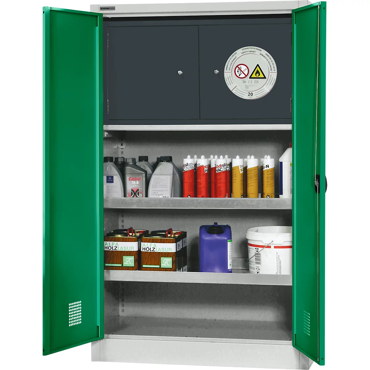 Grüner Sicherheitsschrank, geöffnet. Im Inneren Regale mit Flüssigkeiten, Batterien und Gefahrgutsymbol.