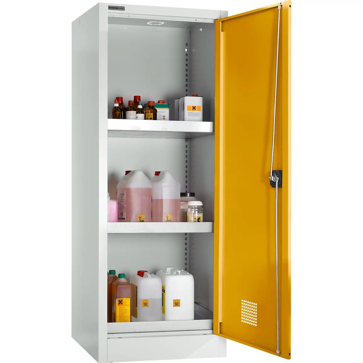 Gelber Schrank, Tür geöffnet, gefüllt mit Chemikalienflaschen und -behältern.