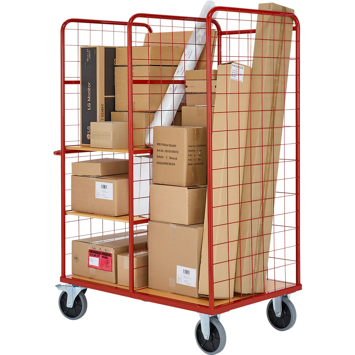 Ein roter Transportwagen, beladen mit Kartons, einem Poster und Holzplatten. Der Wagen hat Gitterwände und Räder.