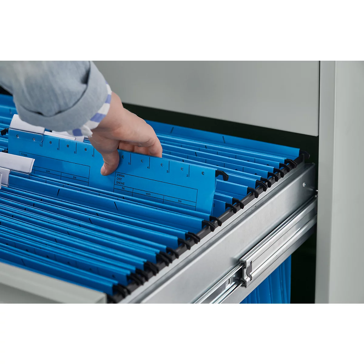 Schäfer Shop Select hangmappenkast B 780 x D 580 x H 1350 mm, plaatstaal, lichtgrijs, 4 laden, dubbel ladeblok + 50 A4 hangmappen, blauw