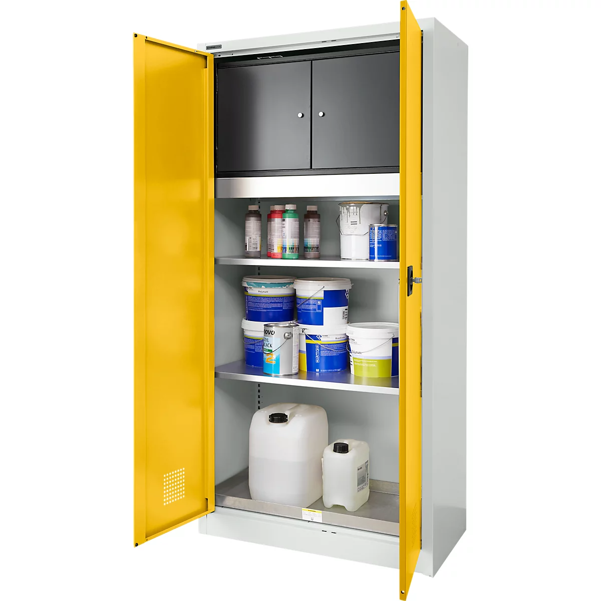 Open gele en grijze kast met diverse containers, waaronder verfpotten en jerrycans, op planken.