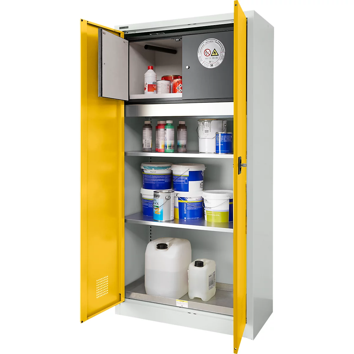 Geel-grijze veiligheidskast, open, met chemicaliën en verf. Bovenste gedeelte met kluis. Planken met diverse containers.