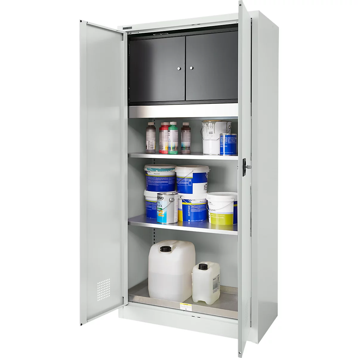 Open grijze stalen kast met diverse containers, open. Op de planken staan emmers, flessen en jerrycans. Grijze achtergrond.