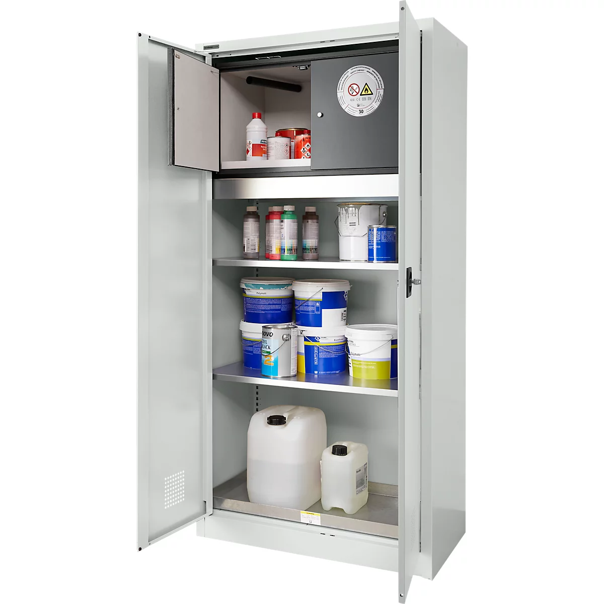 Open grijze kast met veiligheidscompartiment. Planken vol containers met chemicaliën. Deuren staan open.