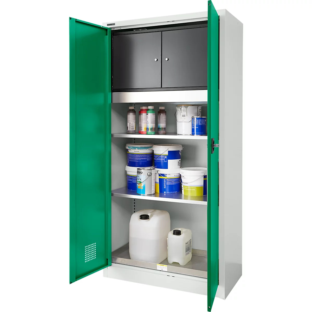 Open kast vol containers en chemicaliën. Groen frame, grijze muren, groene deuren. Boven twee zwarte kastdeuren.