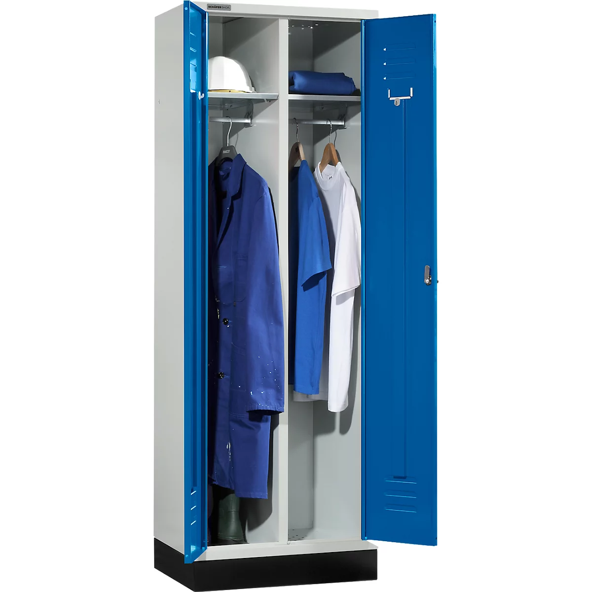 Offener blauer Schrank mit Arbeitskleidung, Helm und Schuhen.
