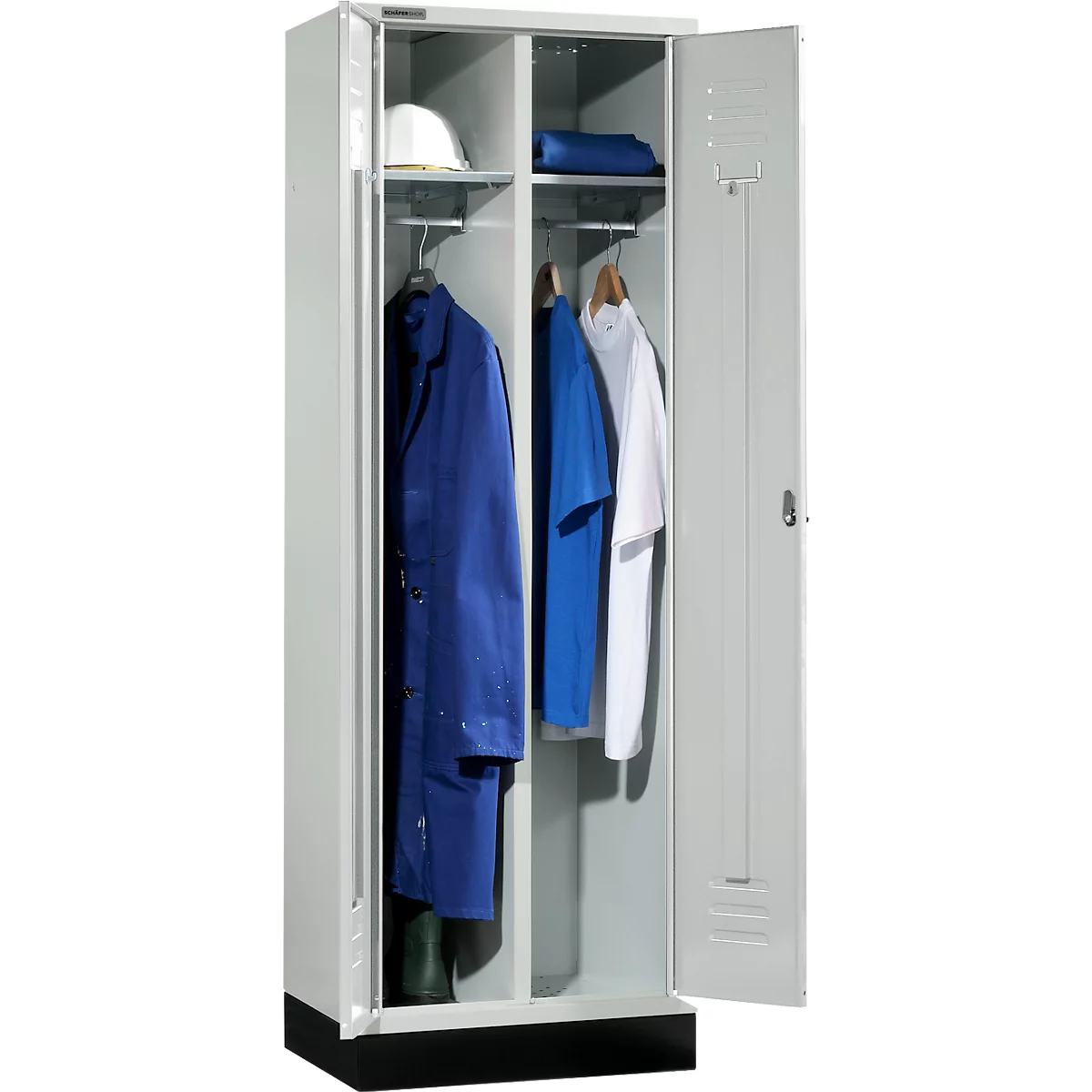 Offener Stahlschrank mit Arbeitskleidung, Helm und Schuhen.