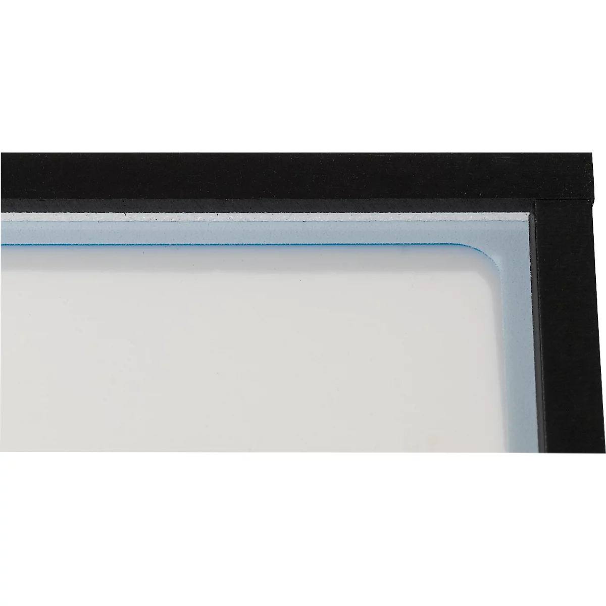 Detail: Zwart frame omringt een helder, rechthoekig gebied, afgerond aan één rand. Een blauwachtige streep tussen het frame en het gebied.