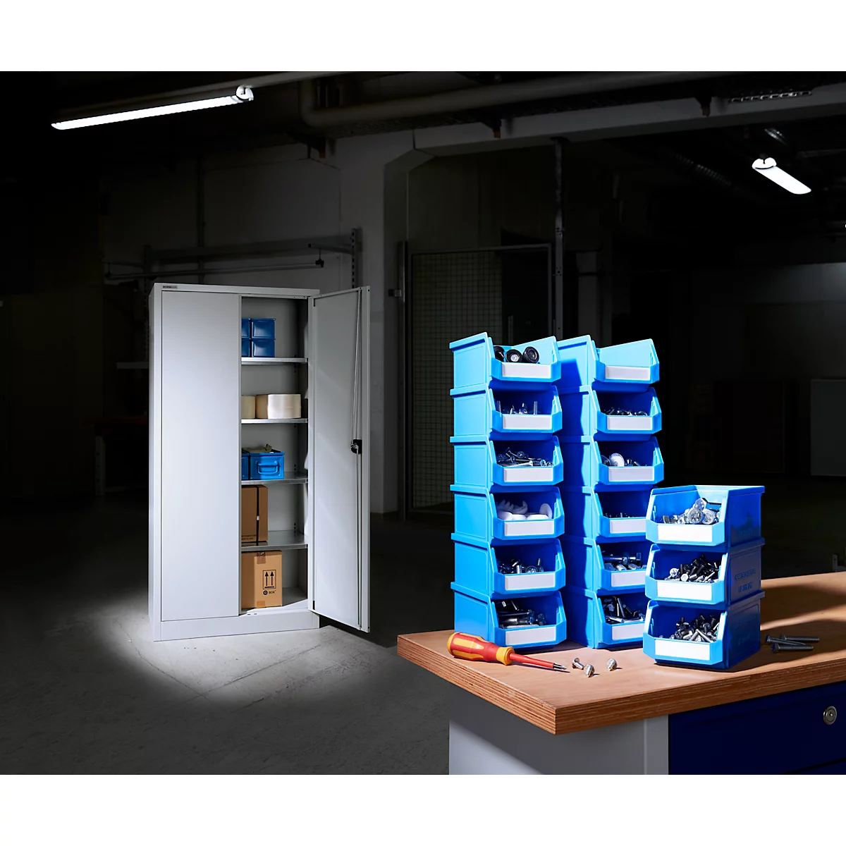 Schäfer Shop Select Materialschrank, abschließbar, 4 verzinkte Böden, 5 OH, B 950 x T 400 x H 1935 mm, Stahl, weißaluminium/weißaluminium