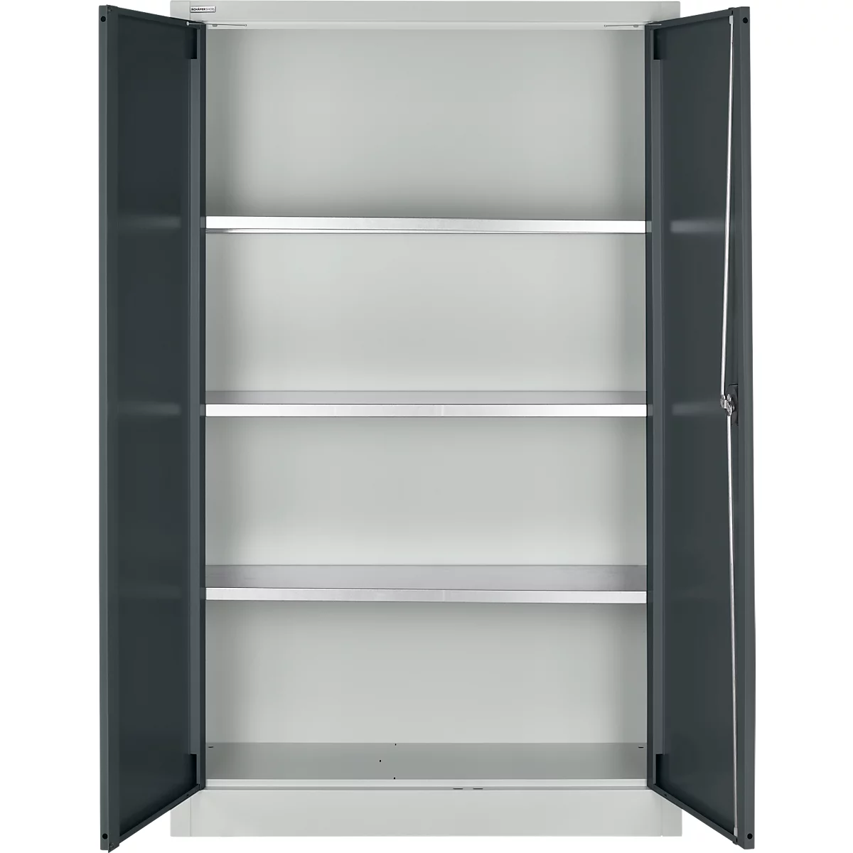 Offener Stahlschrank mit drei Einlegeböden. Türen grau, Korpus hellgrau. Leere Regale, hellgrauer Hintergrund.