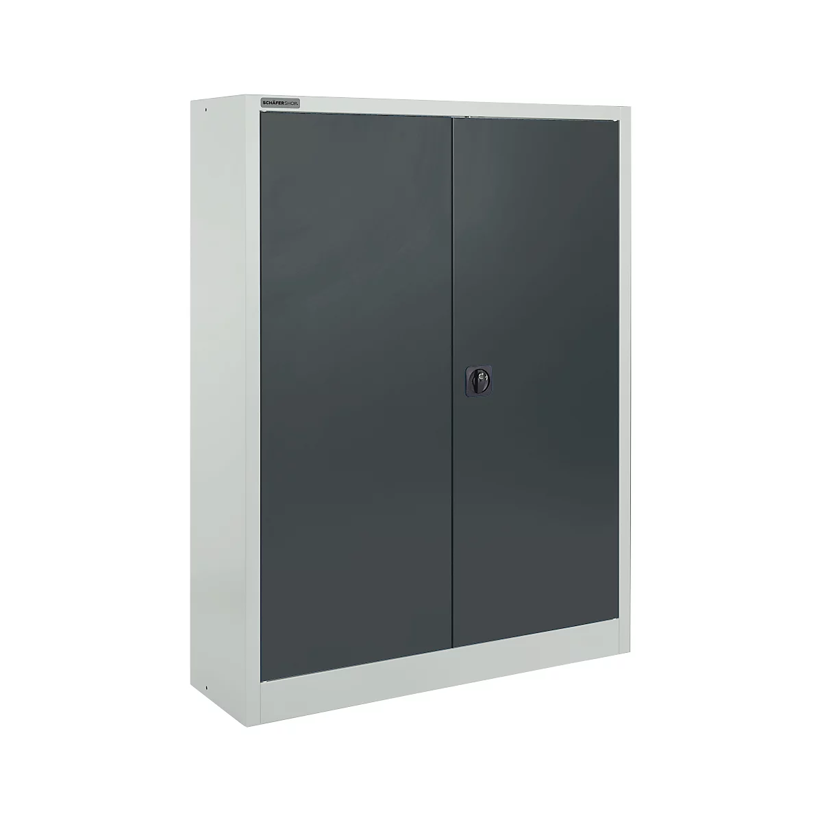 Ein grauer Stahlschrank mit zwei Türen und einem Griff. Der Schrank hat einen weißen Rahmen und steht auf einem weißen Sockel.