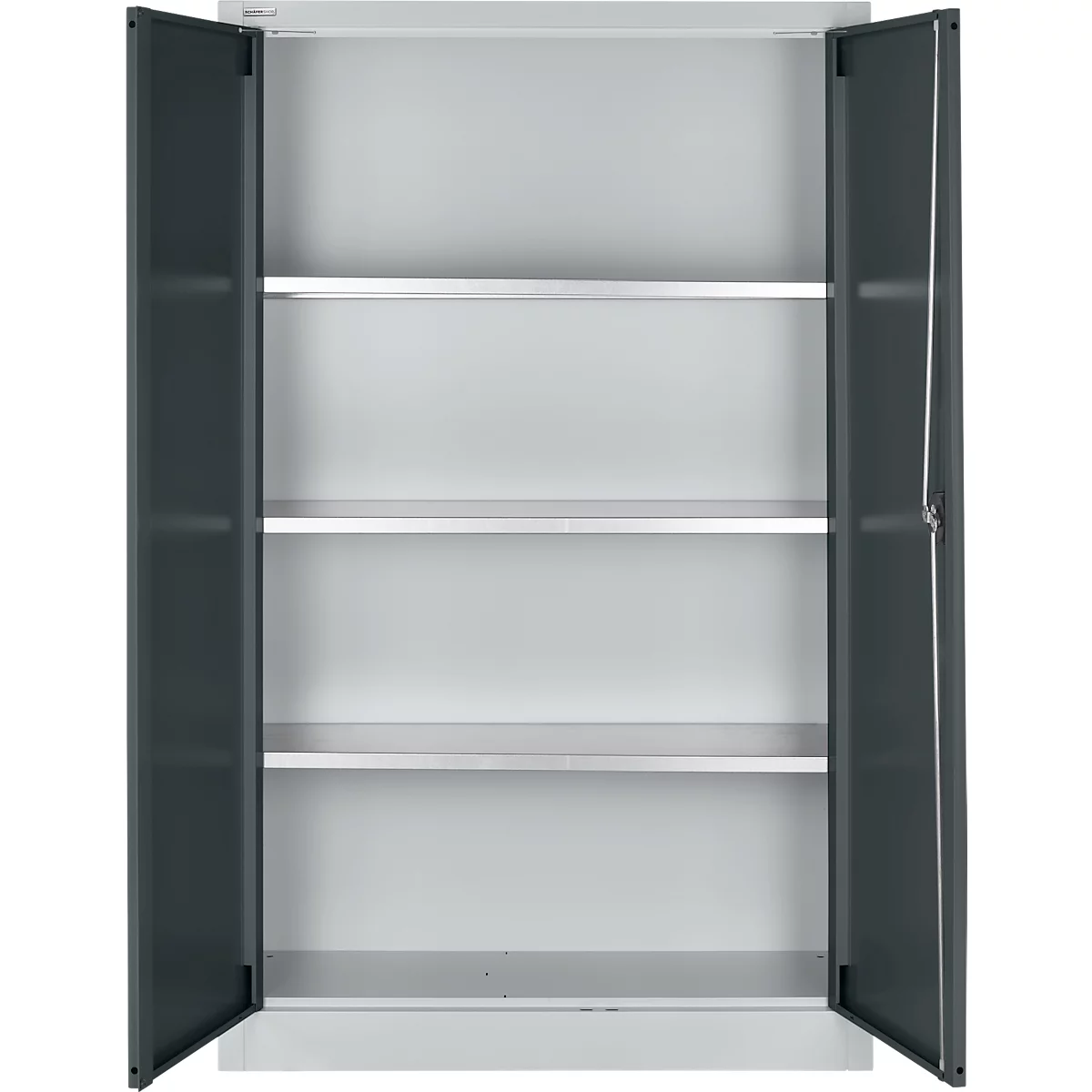 Grauer Stahlschrank, geöffnet. Innen drei weiße Einlegeböden. Dunkelgraue Türen.