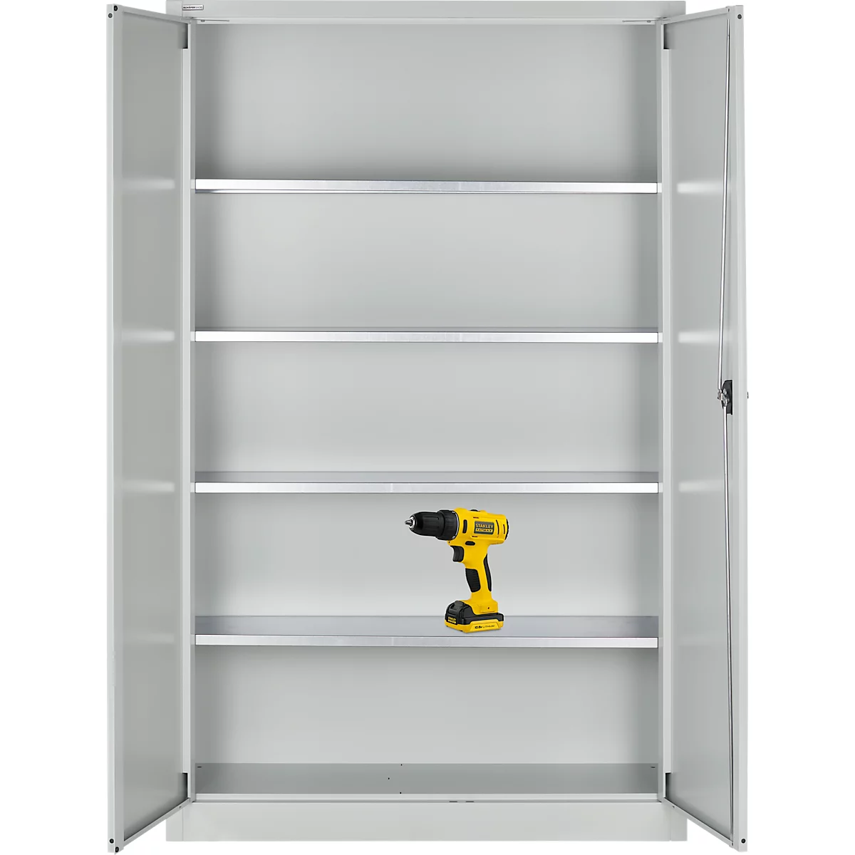 Grauer Werkzeugschrank mit geöffneten Türen. Ein gelber Akkuschrauber liegt auf einem Regal.