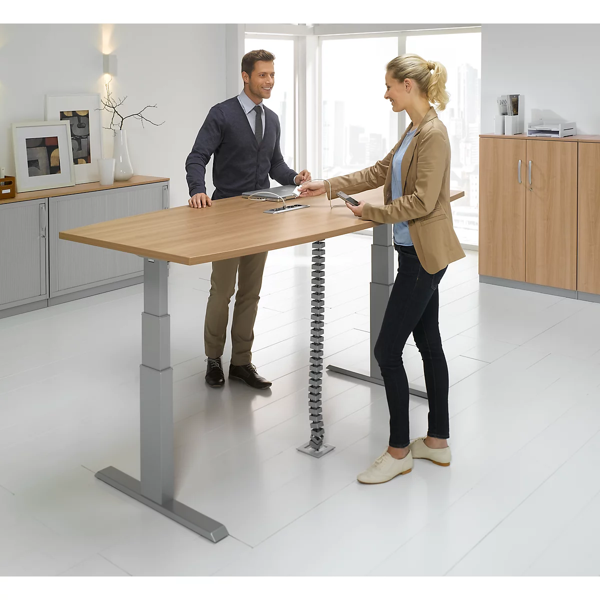 Schäfer Shop Select Mesa de reuniones ERGO-T, pata en T, forma de barca, módulo de conexiones, ajustable en altura eléctr. 2 niveles, An 2000 x Al 645-1305 mm, acabado en arce 