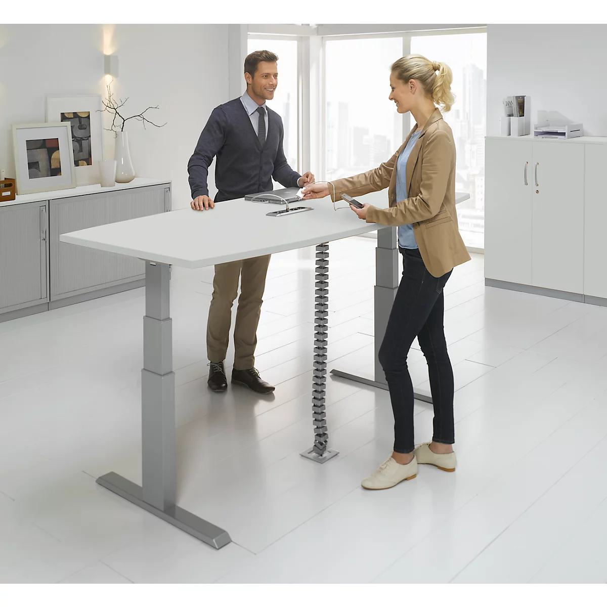 Schäfer Shop Select Mesa de reuniones ERGO-T, pata en T, forma de barca, módulo de conexiones, ajustable en altura eléctr. 2 niveles, An 2000 x Al 645-1305 mm, gris luminoso 