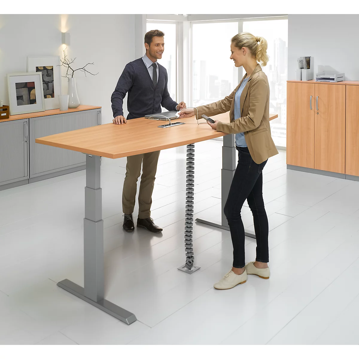 Schäfer Shop Select Mesa de reuniones ERGO-T, pata en T, forma de barca, módulo de conexiones, ajustable en altura eléctr. 2 niveles, An 2000 x Al 645-1305 mm, haya 