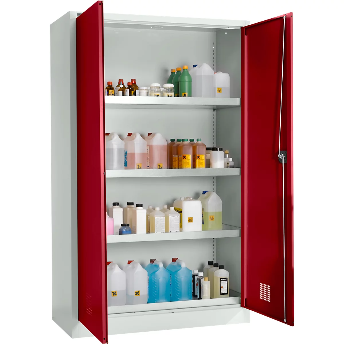 Open laboratoriumkast met rode deuren, gevuld met chemicaliën in flessen en containers. Gevaaretiketten zijn zichtbaar.