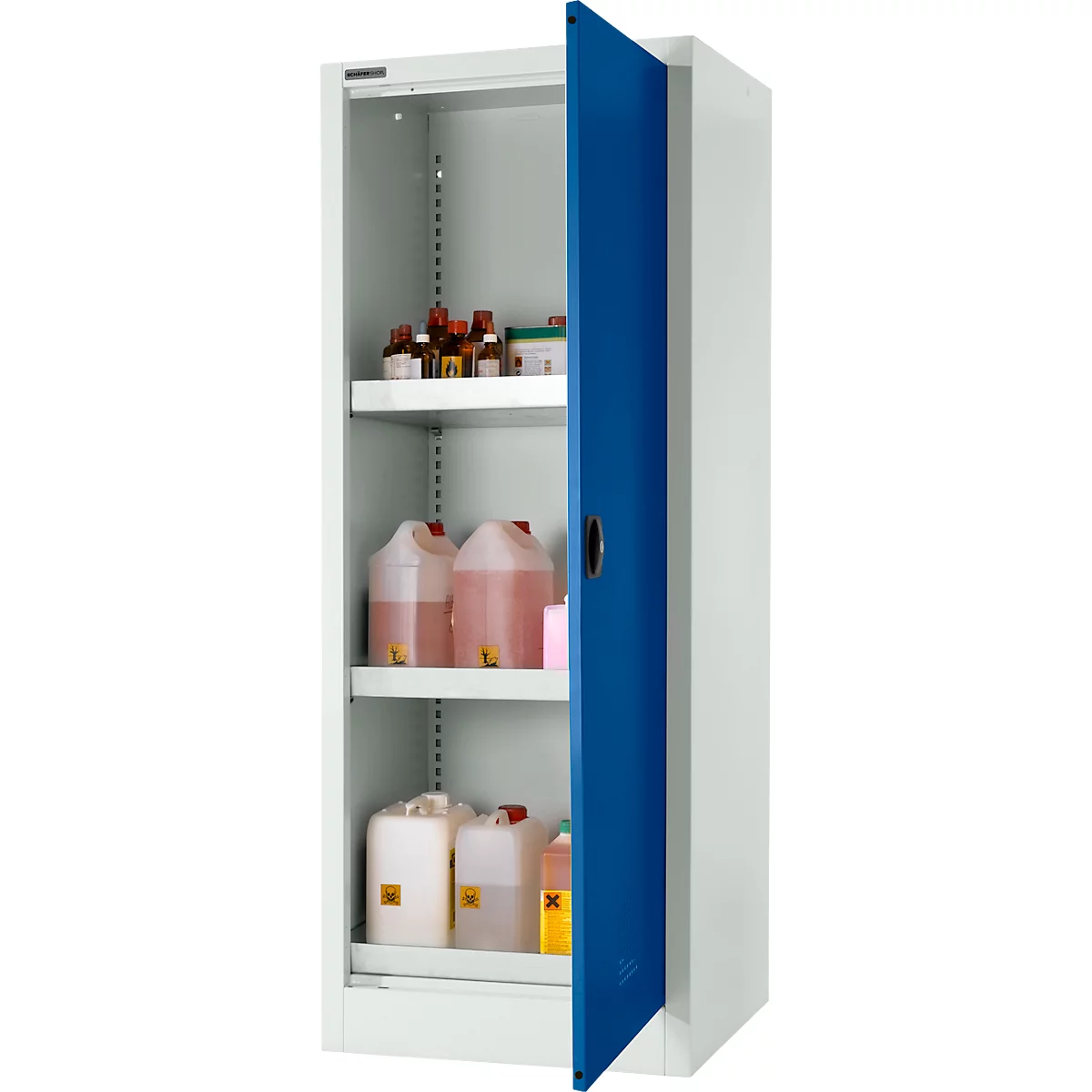 Open witte kast met blauwe deur gevuld met flessen en canisters.