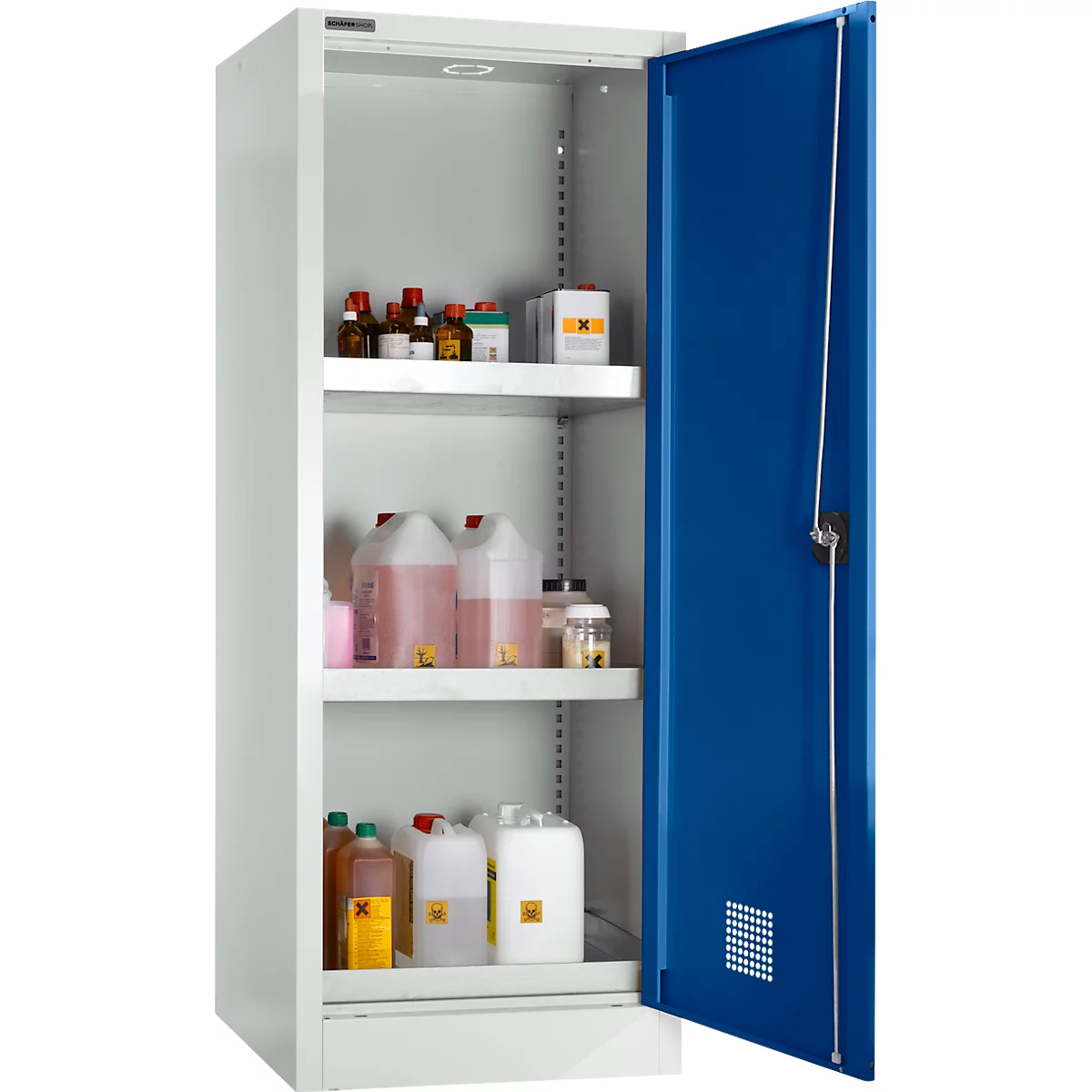 Een open kast met een blauwe deur, gevuld met flessen en jerrycans voor chemicaliën.