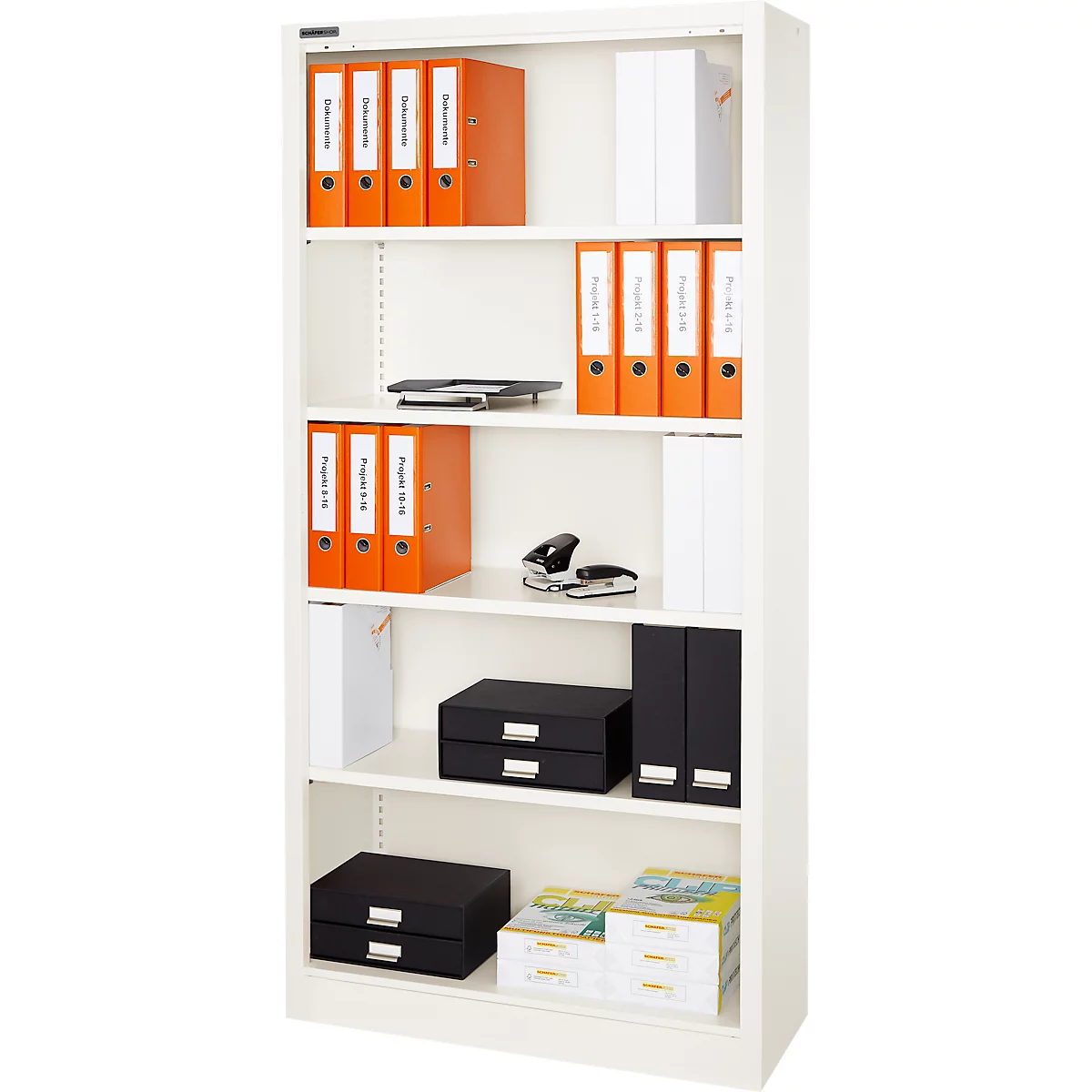 Witte, hoge archiefkast met ordners, bureau-artikelen en dozen.