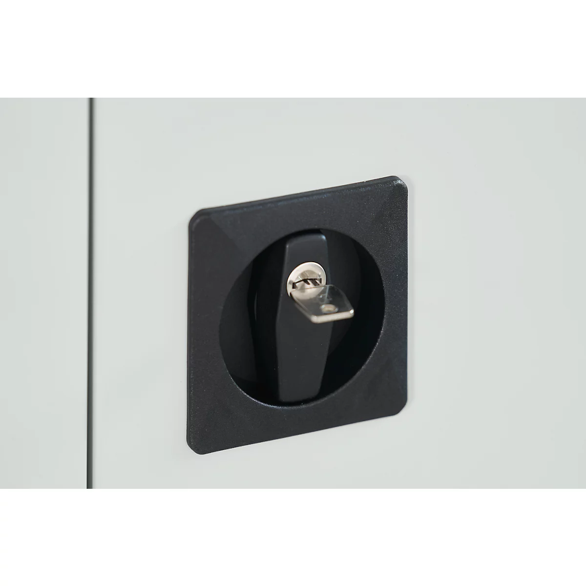 Gros plan d'une serrure de porte noire avec une clé.