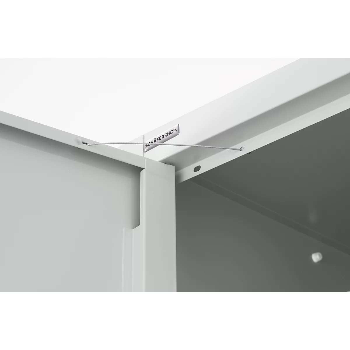 Gros plan d'un coin d'armoire avec raccord filaire. Sur fond blanc. Le nom du fabricant est reconnaissable.