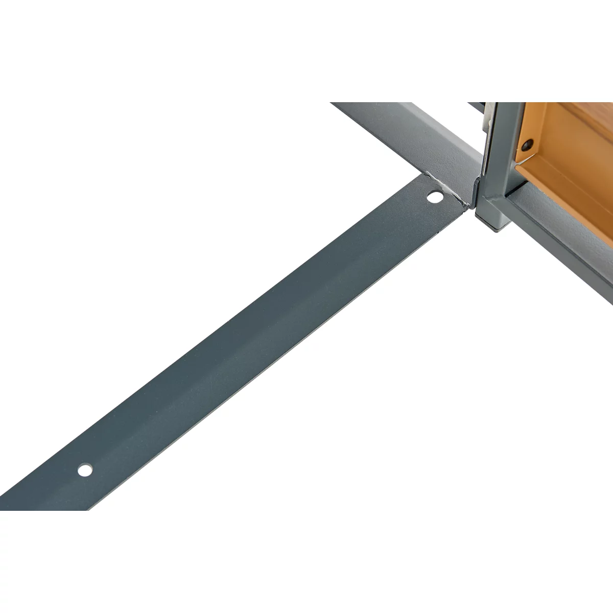 Nahaufnahme einer grauen Metallverbindung eines Möbelstücks mit vorgebohrten Löchern.