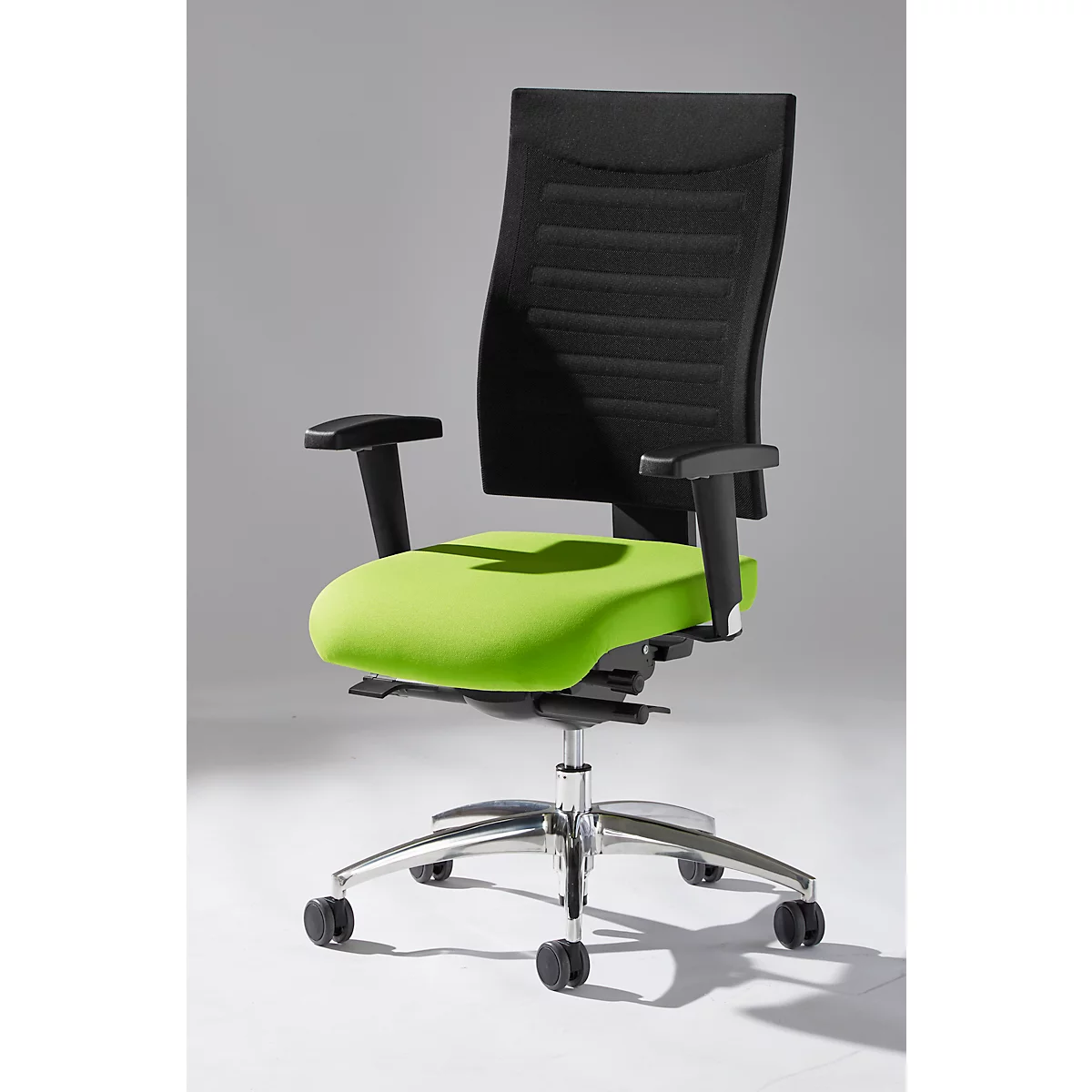 Office chair with a black backrest, armrests, and a green seat. Chrome frame with wheels.