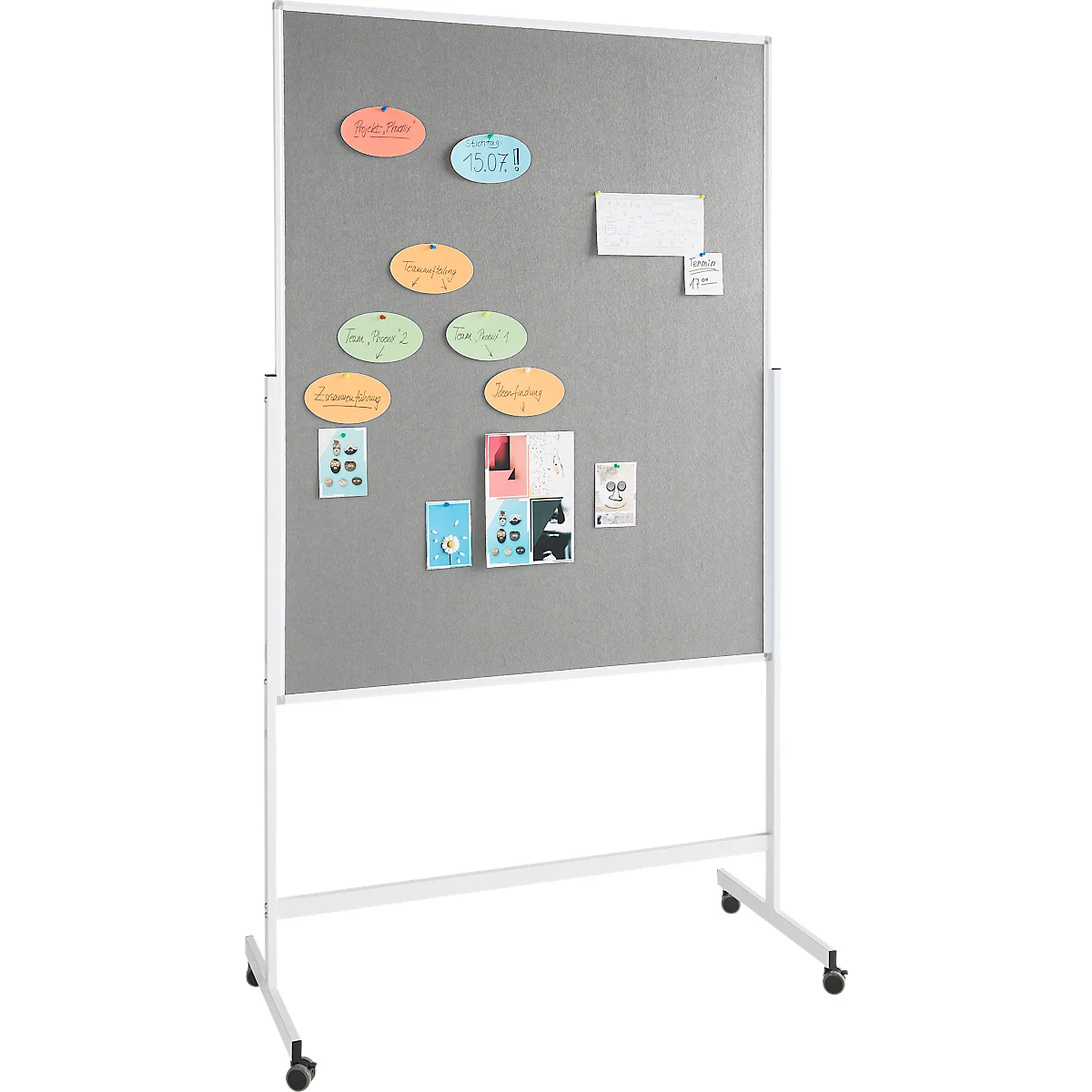Grijs prikbord op wit frame, met kleurrijke notities en plakbriefjes. Op wielen.