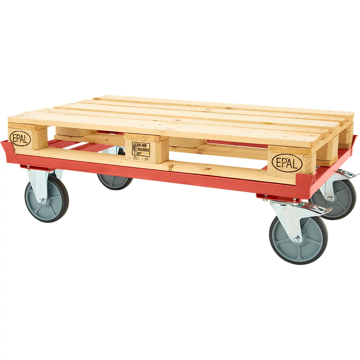 Eine helle Holz-Europalette liegt auf einem roten Transportroller mit vier grauen Lenkrollen.