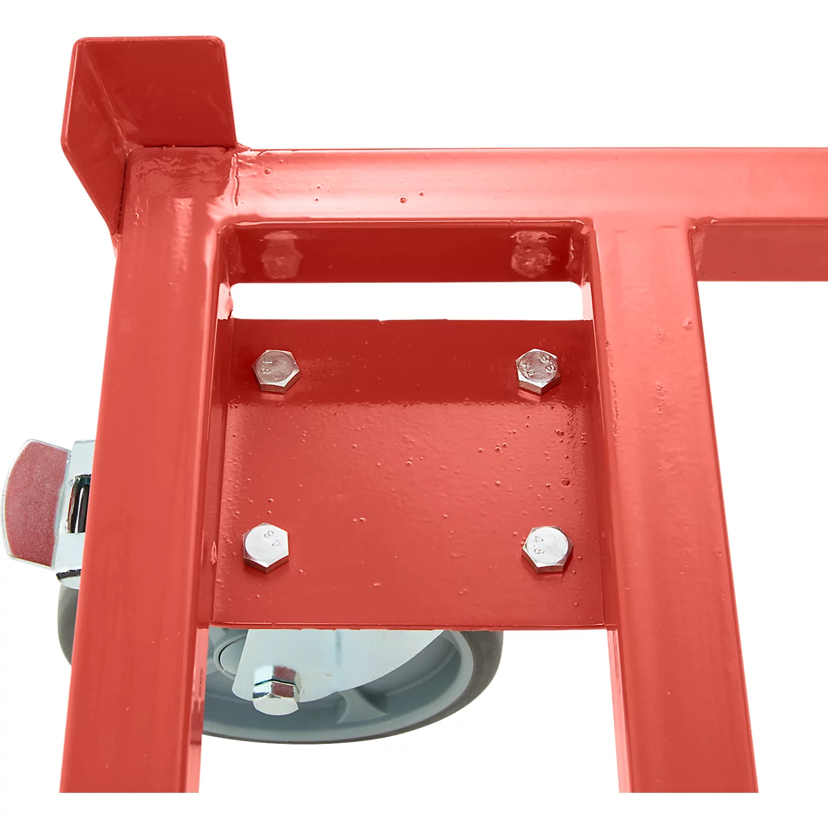 Close-up van een zwenkwiel dat met vier zeskantbouten aan een rood metalen frame is bevestigd.