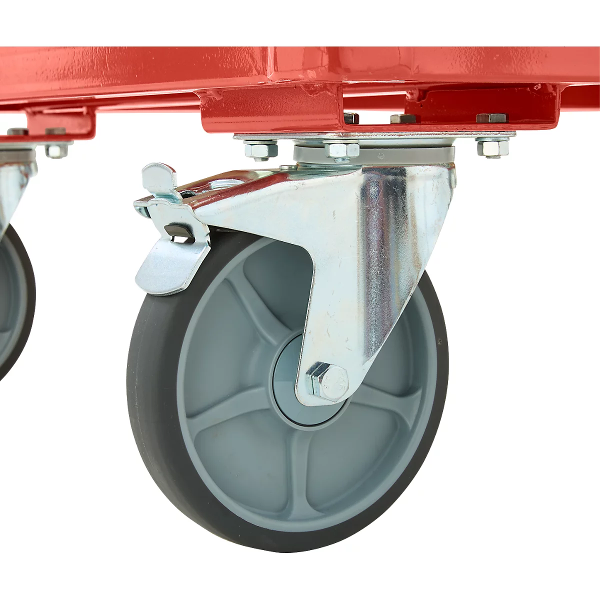 Close-up van een grijs zwenkwiel met blokkeerrem aan een rood metalen frame.